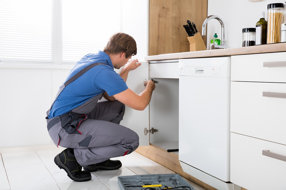 cost of refacing kitchen cabinets vs replacing