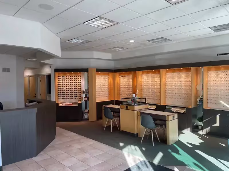 Open-plan office with wood slat screens between the desks