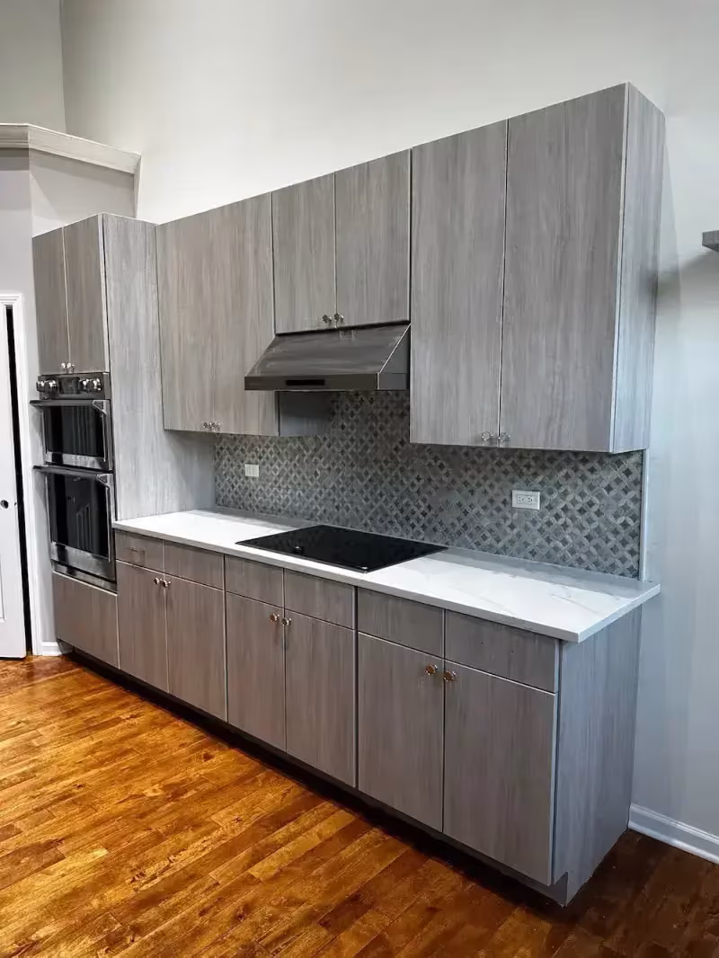 Gray woodgrain 3D laminate slab doors fitted in the Northbrook kitchen